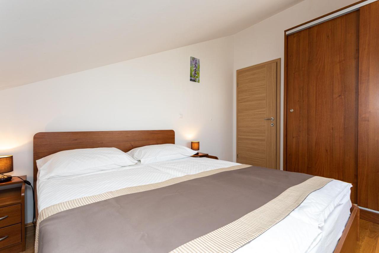 Apartments Crnekovic V Baška Екстериор снимка